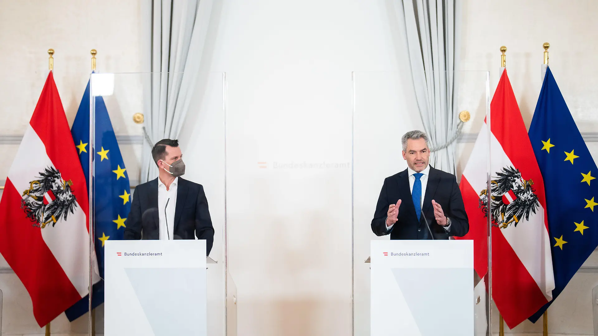 16.02.2022, Österreich, Wien: Wolfgang Mückstein (l, Grüne), Gesundheitsminister von Österreich, und Karl Nehammer (ÖVP), Bundeskanzler von Österreich, sprechen während einer Pressekonferenz im Bundeskanzleramt nach einem Bund-Länder-Gipfel über weitere Lockerungen von Corona-Beschränkungen in Österreich. Foto: Georg Hochmuth/APA/dpa +++ dpa-Bildfunk +++