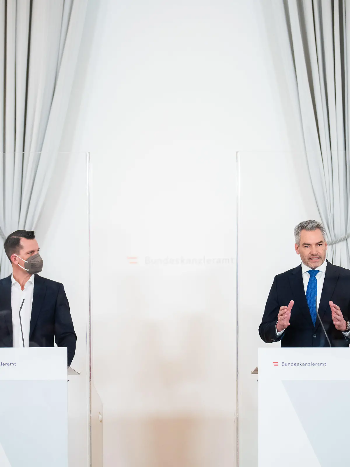 16.02.2022, Österreich, Wien: Wolfgang Mückstein (l, Grüne), Gesundheitsminister von Österreich, und Karl Nehammer (ÖVP), Bundeskanzler von Österreich, sprechen während einer Pressekonferenz im Bundeskanzleramt nach einem Bund-Länder-Gipfel über weitere Lockerungen von Corona-Beschränkungen in Österreich. Foto: Georg Hochmuth/APA/dpa +++ dpa-Bildfunk +++