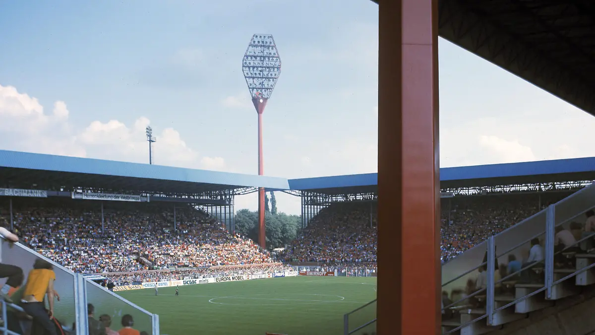 Fussball, Weltmeisterschaft, 1974, 1. Finalrunde, Gruppe III, Westfalenstadion Dortmund, Bulgarien gegen Niederlande 1:4, Stadionansicht, Zuschauer, Fussballfans, football, world championship, 1974, 1. Final Round, Group III, Westfalenstadion Dortmund, Bulgaria versus Netherlands 1:4, stadium view, visitors, football fans