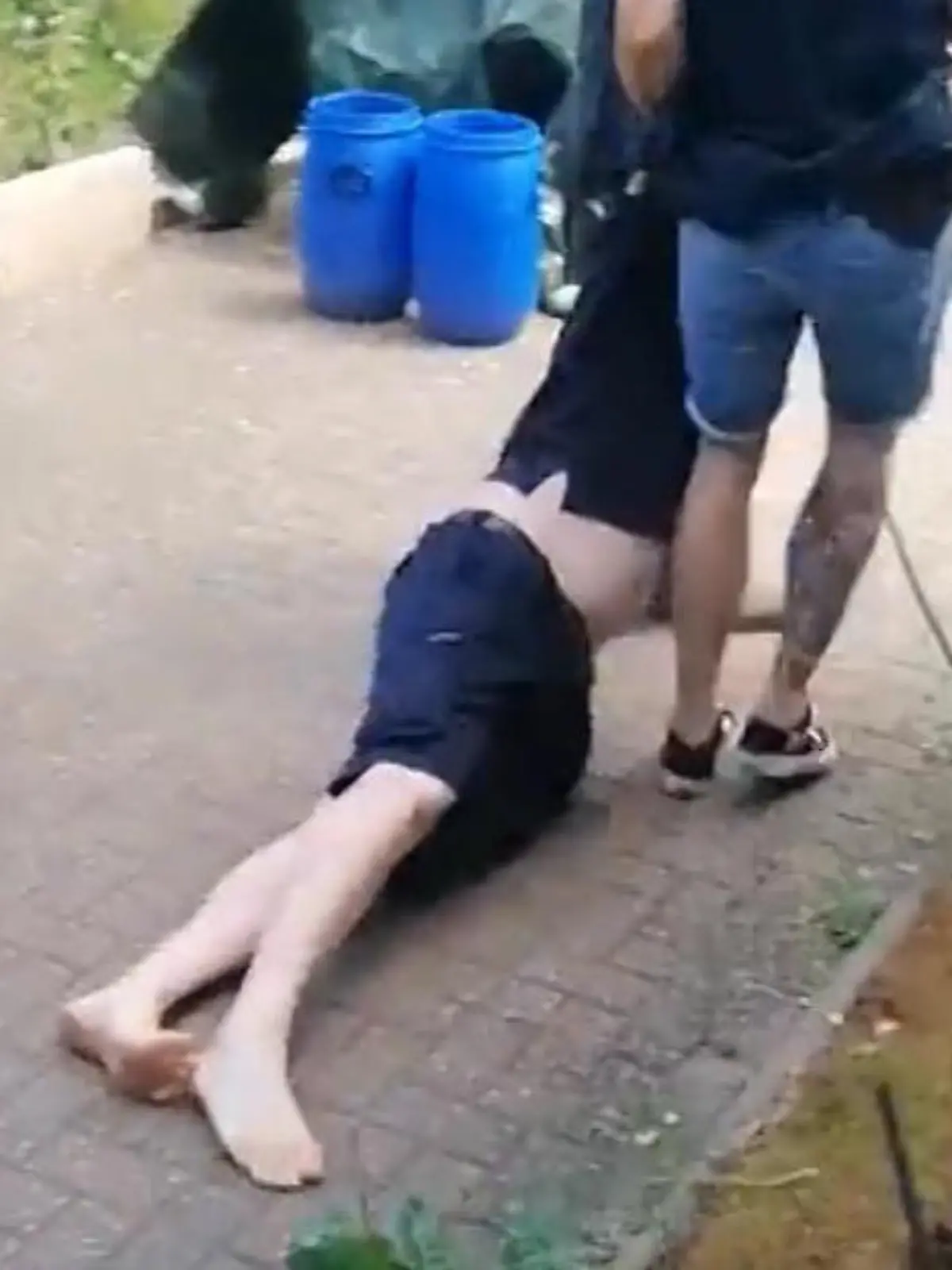 Die Umweltaktivisten der „Letzten Generation“ hatten für Montagnachmittag eine Aktion in Regensburg angekündigt. Aktivist Simon Lachner konnte an dem Protest nicht teilnehmen, weil zivile Beamten der Polizei ihn vorsorglich in seiner Wohnung in Gewahrsam nahmen!