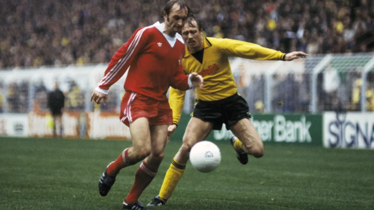 Fussball, Bundesliga, 1978/1979, Westfalenstadion, Borussia Dortmund gegen 1. FC Koeln 0:0, Spielszene, Roger van Gool (FC) links und Siegfried Held (BVB), football, Bundesliga, 1978/1979, Westfalen Stadium, Borussia Dortmund versus 1. FC Cologne 0:0, scene of the match, Roger van Gool (FC) left and Siegfried Held (BVB)