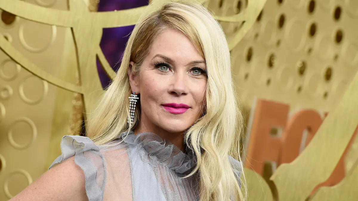 ARCHIV - 22.09.2019, USA, Los Angeles: Christina Applegate, Schauspielerin aus den USA, trifft im Microsoft Theater zu den 71. Primetime Emmy Awards ein. Am 25.11.2021 feiert sie ihren 50. Geburtstag. (zu dpa «Christina Applegate wird 50 - und kämpft gegen MS») Foto: Jordan Strauss/Invision/AP/dpa +++ dpa-Bildfunk +++