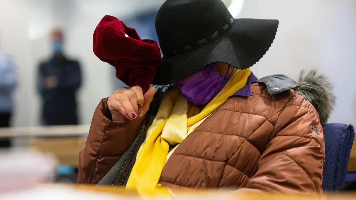 16.02.2022, Nordrhein-Westfalen, Arnsberg: In einem Berufungsprozess sitzt die heute 79-Jährige Angeklagte im Landgericht Arnsberg. Sie soll wiederholt den Pfarrer ihres Ortes gestalkt haben soll. Nackttänze vor dem Pfarrhaus und Liebes-Avancen über viele Jahre: Wegen Stalkings eines katholischen Pfarrers im Sauerland war die Angeklagte 2019 zu einer neunmonatigen Bewährungsstrafe verurteilt worden. Sie und die Staatsanwaltschaft legten Berufung ein. Foto: Guido Kirchner/dpa +++ dpa-Bildfunk +++