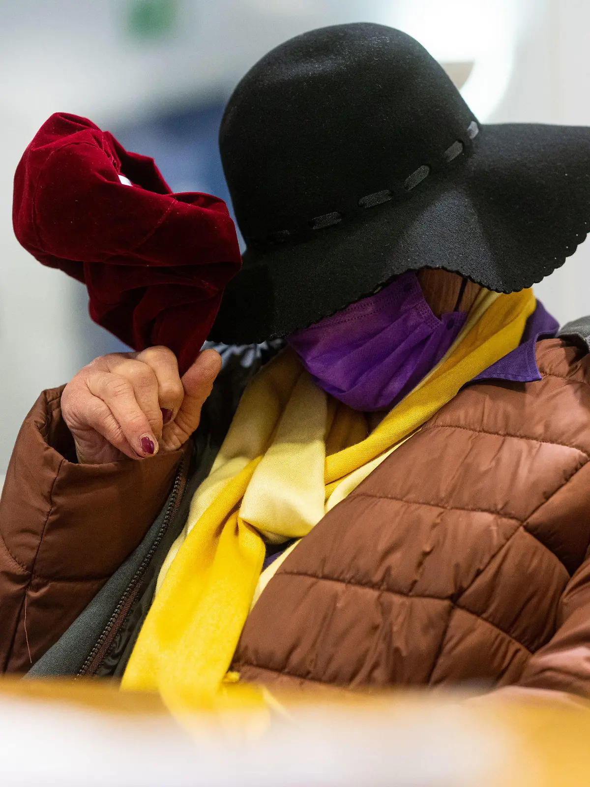 16.02.2022, Nordrhein-Westfalen, Arnsberg: In einem Berufungsprozess sitzt die heute 79-Jährige Angeklagte im Landgericht Arnsberg. Sie soll wiederholt den Pfarrer ihres Ortes gestalkt haben soll. Nackttänze vor dem Pfarrhaus und Liebes-Avancen über viele Jahre: Wegen Stalkings eines katholischen Pfarrers im Sauerland war die Angeklagte 2019 zu einer neunmonatigen Bewährungsstrafe verurteilt worden. Sie und die Staatsanwaltschaft legten Berufung ein. Foto: Guido Kirchner/dpa +++ dpa-Bildfunk +++