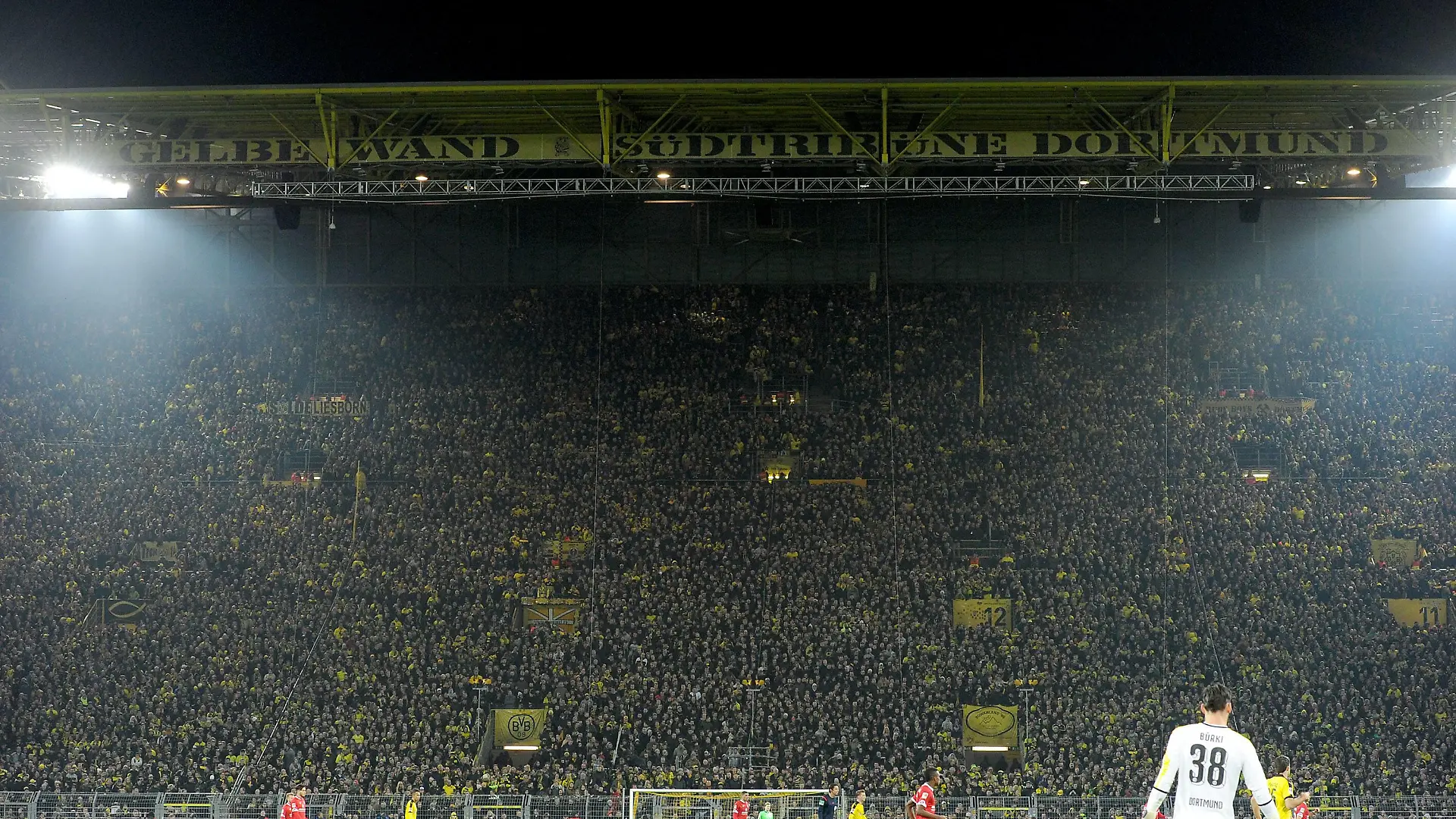 Fußball 1. Bundesliga 26. Spieltag Borussia Dortmund - 1. FSV Mainz 05 am 13.03.2016 im Signal Iduna Park in Dortmund Die Fans haben wegen eines verstorbenen Fans den Support im Spiel eingestellt xJKx
Football 1 Bundesliga 26 Matchday Borussia Dortmund 1 FSV Mainz 05 at 13 03 2016 in Signal Iduna Park in Dortmund The supporters have due a deceased supporters the Support in Game set xjkx