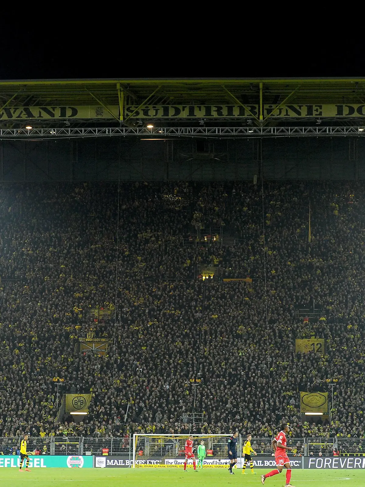 Fußball 1. Bundesliga 26. Spieltag Borussia Dortmund - 1. FSV Mainz 05 am 13.03.2016 im Signal Iduna Park in Dortmund Die Fans haben wegen eines verstorbenen Fans den Support im Spiel eingestellt xJKx

Football 1 Bundesliga 26 Matchday Borussia Dortmund 1 FSV Mainz 05 at 13 03 2016 in Signal Iduna Park in Dortmund The supporters have due a deceased supporters the Support in Game set xjkx