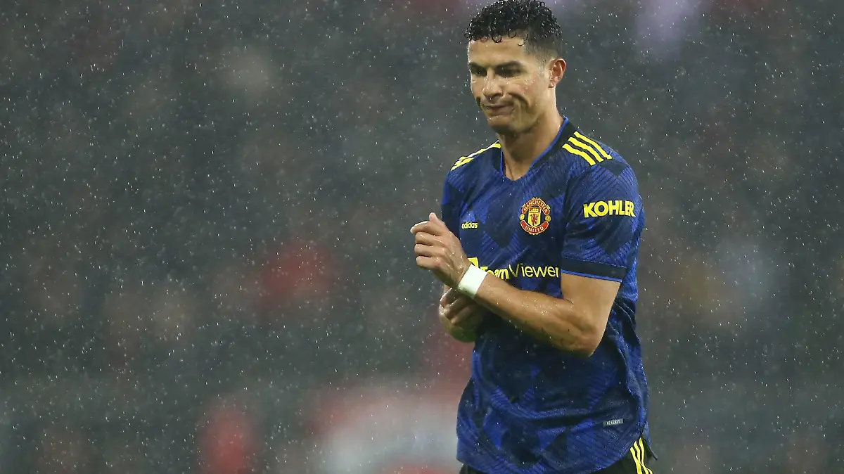 Mandatory Credit: Photo by Phil Oldham/Shutterstock 12792882al Cristiano Ronaldo of Manchester United, ManU dejected Burnley v Manchester United, Premier League, Football, Turf Moor, Burnley, UK - 08 Feb 2022 EDITORIAL USE ONLY No use with unauthorised audio, video, data, fixture lists, club/league logos or live services. Online in-match use limited to 120 images, no video emulation. No use in betting, games or single club/league/player publications. Burnley v Manchester United, Premier League, Football, Turf Moor, Burnley, UK - 08 Feb 2022 EDITORIAL USE ONLY No use with unauthorised audio, video, data, fixture lists, club/league logos or live services. Online in-match use limited to 120 images, no video emulation. No use in betting, games or single club/league/player publications. PUBLICATIONxINxGERxSUIxAUTXHUNxGRExMLTxCYPxROMxBULxUAExKSAxONLY Copyright: xPhilxOldham/Shutterstockx 12792882al