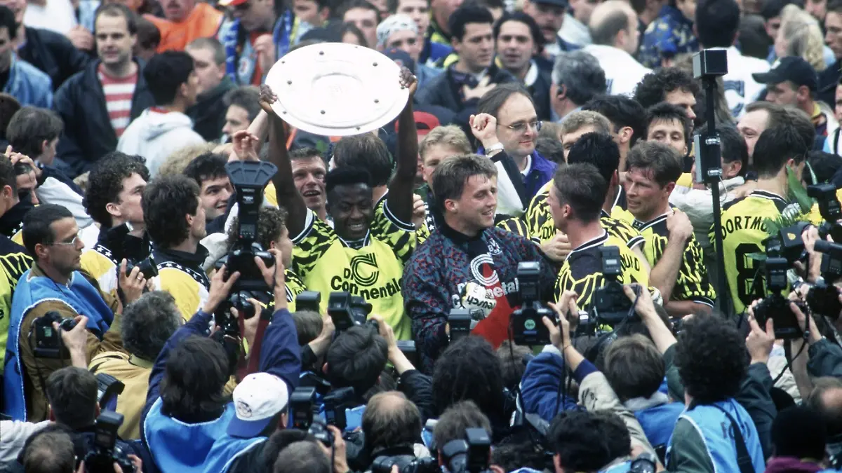 firo : 17.6.1995 Fußball, Saison 1994/1995 1.Bundesliga: BVB Borussia Dortmund - HSV Hamburg 2:0 Ibrahim Tanko Deutscher Meister 1995 Siegerehrung mit Meisterschale