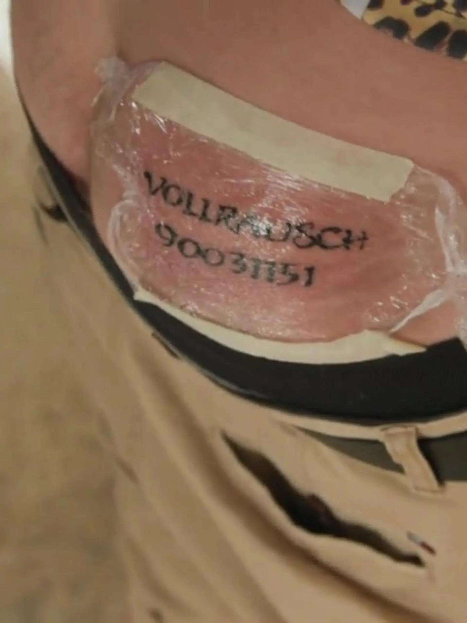 Party, Alkohol und… Tattoos! Drei Wörter, die so gar nicht zusammenpassen, oder? Doch auf Mallorca, am berühmt-berüchtigten Ballermann keine seltene Kombination. Viele Urlauber entscheiden sich hier nämlich für ein Andenken, das unter die Haut geht. Die Wahl des Motivs: meistens wohl nicht so wirklich gut überlegt. Doch welche Tätowierer lassen das eigentlich zu? Wir haben den Test gemacht - mit versteckter Kamera.