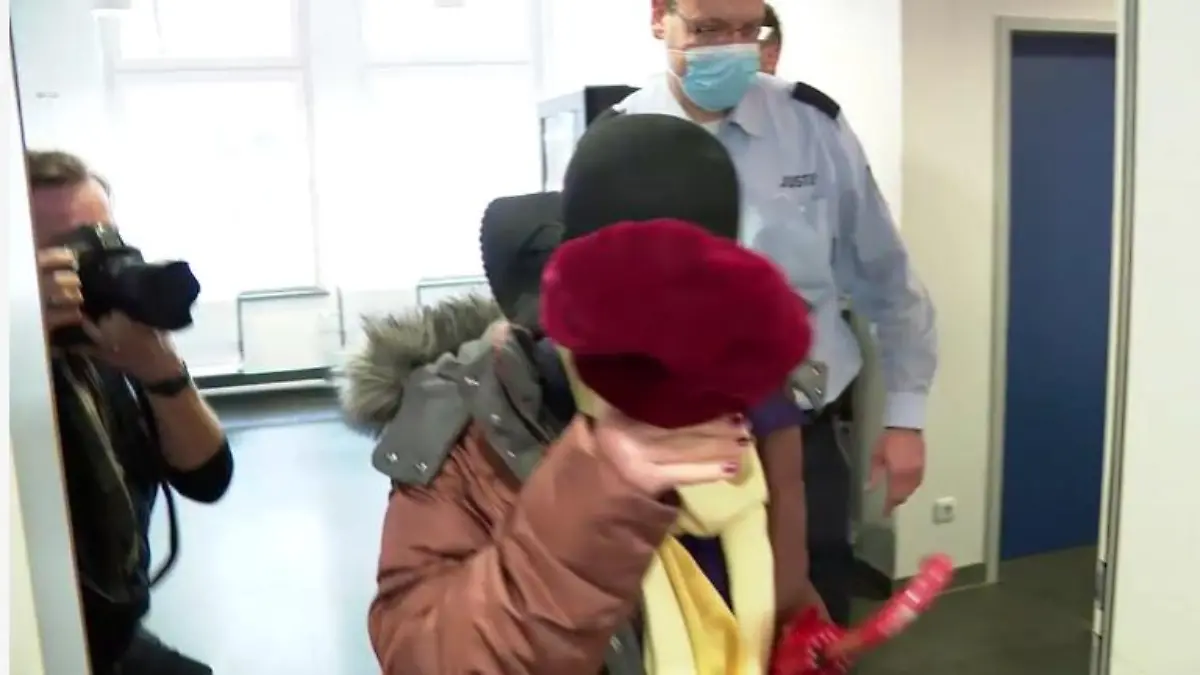 Eine 79-Jährige Frau wird in einen Gerichtssaal geführt