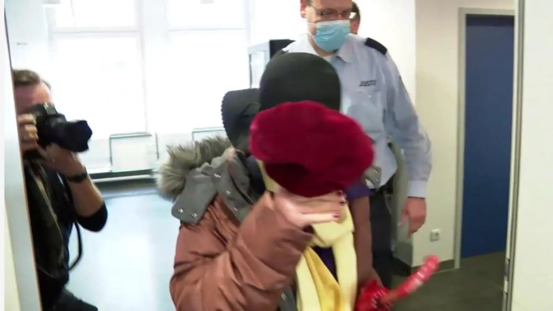 Eine 79-Jährige Frau wird in einen Gerichtssaal geführt