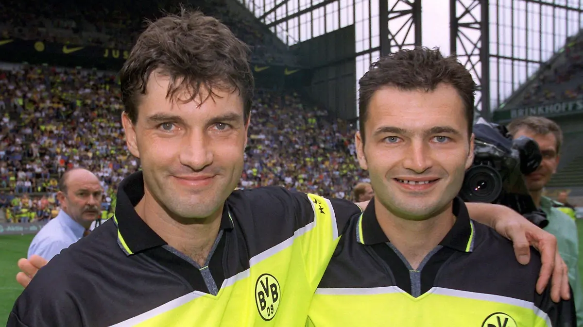 Vor seinem Abschiedsspiel am 7.8.1999 im heimischen Westfalenstadion umarmt der Dortmunder Michael Zorc (l) seinen langjährigen Mannschaftskameraden, den Schweizer Stürmer Stephane Chapuisat. Zorc beendet nach 17 Jahren seine aktive Karriere und arbeitet künftig als Sportdirektor bei Borussia, Chapuisat wechselt zurück in sein Heimatland. [dpabilderarchiv]