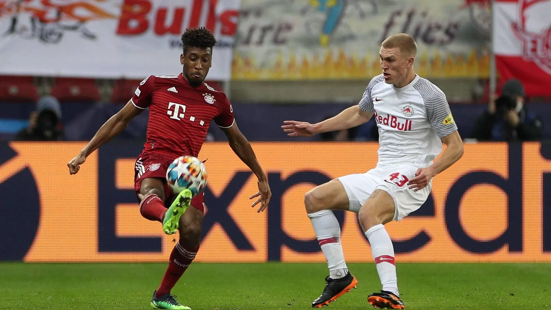 l-r: im Zweikampf, Aktion, mit Kingsley Coman 11 FC Bayern Muenchen und Rasmus Kristensen 43 FC Red Bull Salzburg, FC Red Bull Salzburg vs. FC Bayern Muenchen, Champions League, Achtelfinale, 16.02.2022 Salzburg Salzburg Oesterreich *** l r in duel, action, with Kingsley Coman 11 FC Bayern Muenchen and Rasmus Kristensen 43 FC Red Bull Salzburg , FC Red Bull Salzburg vs FC Bayern Muenchen, Champions League, Round of 16, 16 02 2022 Salzburg Salzburg Austria Copyright: xkolbert-press/ChristianxKolbertx