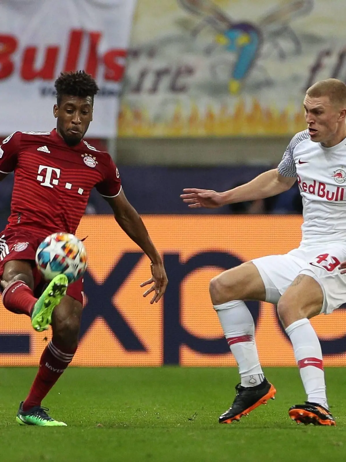  l-r: im Zweikampf, Aktion, mit Kingsley Coman 11 FC Bayern Muenchen und Rasmus Kristensen 43 FC Red Bull Salzburg, FC Red Bull Salzburg vs. FC Bayern Muenchen, Champions League, Achtelfinale, 16.02.2022 Salzburg Salzburg Oesterreich *** l r in duel, action, with Kingsley Coman 11 FC Bayern Muenchen and Rasmus Kristensen 43 FC Red Bull Salzburg , FC Red Bull Salzburg vs FC Bayern Muenchen, Champions League, Round of 16, 16 02 2022 Salzburg Salzburg Austria Copyright: xkolbert-press/ChristianxKolbertx