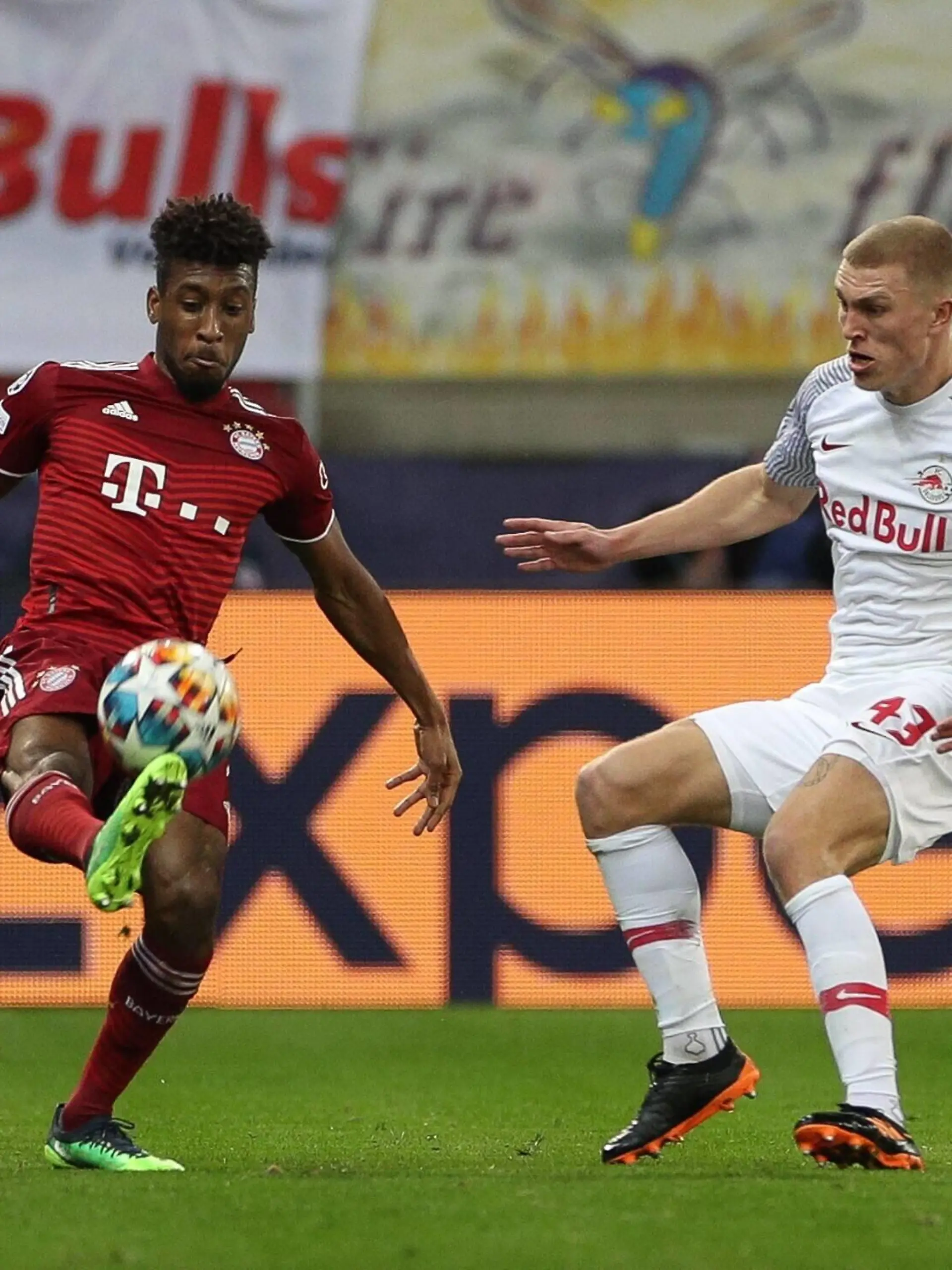 l-r: im Zweikampf, Aktion, mit Kingsley Coman 11 FC Bayern Muenchen und Rasmus Kristensen 43 FC Red Bull Salzburg, FC Red Bull Salzburg vs. FC Bayern Muenchen, Champions League, Achtelfinale, 16.02.2022 Salzburg Salzburg Oesterreich *** l r in duel, action, with Kingsley Coman 11 FC Bayern Muenchen and Rasmus Kristensen 43 FC Red Bull Salzburg , FC Red Bull Salzburg vs FC Bayern Muenchen, Champions League, Round of 16, 16 02 2022 Salzburg Salzburg Austria Copyright: xkolbert-press/ChristianxKolbertx