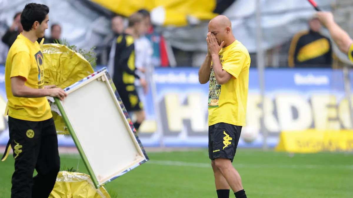 DEDE (Borussia Dortmund) nimmt Abschied, ihm kommen die Traenen. Fussball 1.Bundesliga 34. Spieltag: Borussia Dortmund : Eintracht Frankfurt, 14.05.2011 -- Football/Soccer German Bundesliga, 1st Division: BVB Borussia Dortmund vs. Eintracht Frankfurt , Germany, May 14, 2011.