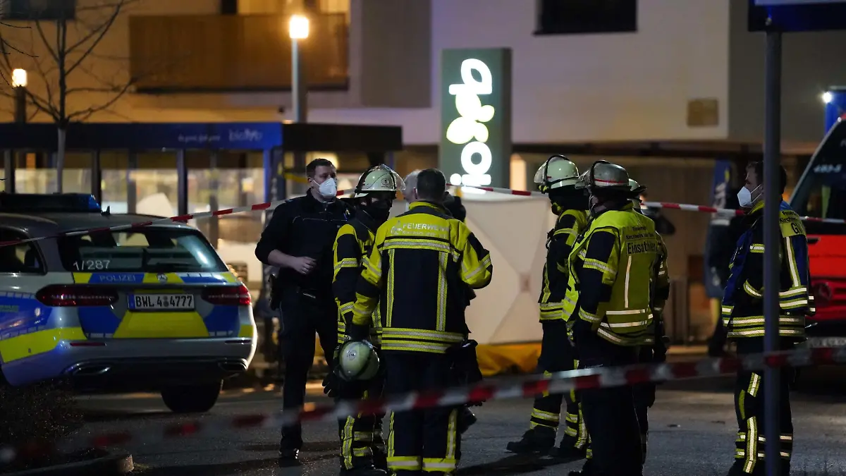 Polizisten und Feuerwehr stehen an einem Supermarkt. Dort sind zwei Menschen durch Schüsse ums Leben gekommen. Es handle sich um einen Mann und eine Frau, der Mann sei möglicherweise der Täter gewesen, sagte ein Sprecher des Polizeipräsidiums Reutlingen. Zu dem Vorfall kam es am Mittwoch gegen 19.30 Uhr.