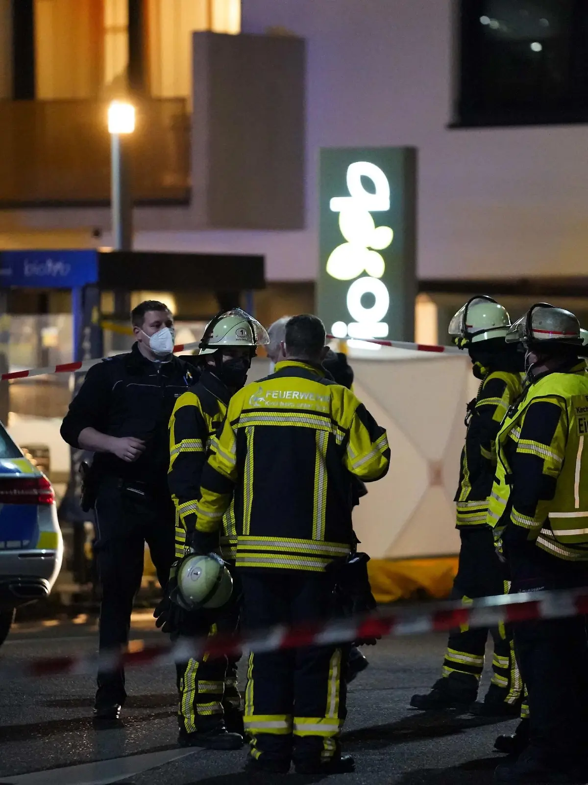 Polizisten und Feuerwehr stehen an einem Supermarkt. Dort sind zwei Menschen durch Schüsse ums Leben gekommen. Es handle sich um einen Mann und eine Frau, der Mann sei möglicherweise der Täter gewesen, sagte ein Sprecher des Polizeipräsidiums Reutlingen. Zu dem Vorfall kam es am Mittwoch gegen 19.30 Uhr.