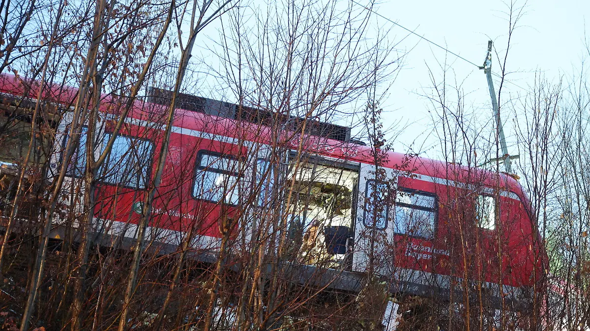 15.02.2022, Bayern, Schäftlarn: Der Triebkopf einer S-Bahn steht an der Unfallstelle auf dem Bahndamm neben dem Gleis. Bei dem Frontalzusammenstoß zweier S-Bahnen im Landkreis München sind am Montag (14.02.2022) ein Mensch getötet und 18 verletzt worden. Foto: Matthias Balk/dpa +++ dpa-Bildfunk +++
