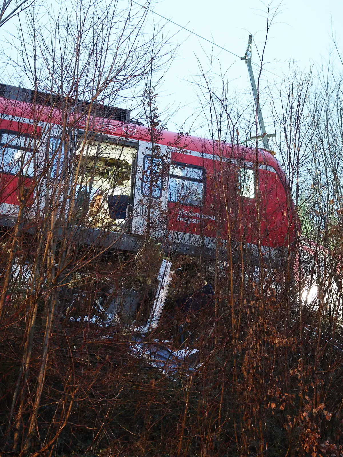 15.02.2022, Bayern, Schäftlarn: Der Triebkopf einer S-Bahn steht an der Unfallstelle auf dem Bahndamm neben dem Gleis. Bei dem Frontalzusammenstoß zweier S-Bahnen im Landkreis München sind am Montag (14.02.2022) ein Mensch getötet und 18 verletzt worden. Foto: Matthias Balk/dpa +++ dpa-Bildfunk +++