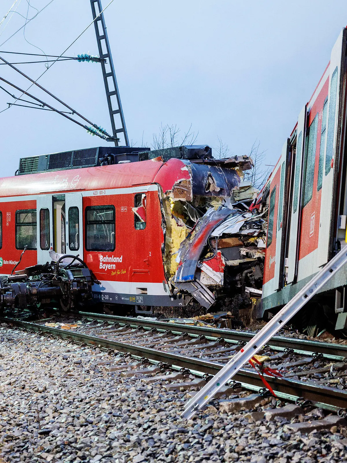 15.02.2022, Bayern, Schäftlarn: Zwei aufeinander geprallte S-Bahnen stehen an der Unfallstelle in der Nähe des Bahnhofes Ebenhausen-Schäftlarn. Bei dem Frontalzusammenstoß zweier S-Bahnen im Landkreis München sind am Montag (14.02.2022) ein Mensch getötet und 18 verletzt worden. Foto: Matthias Balk/dpa +++ dpa-Bildfunk +++
