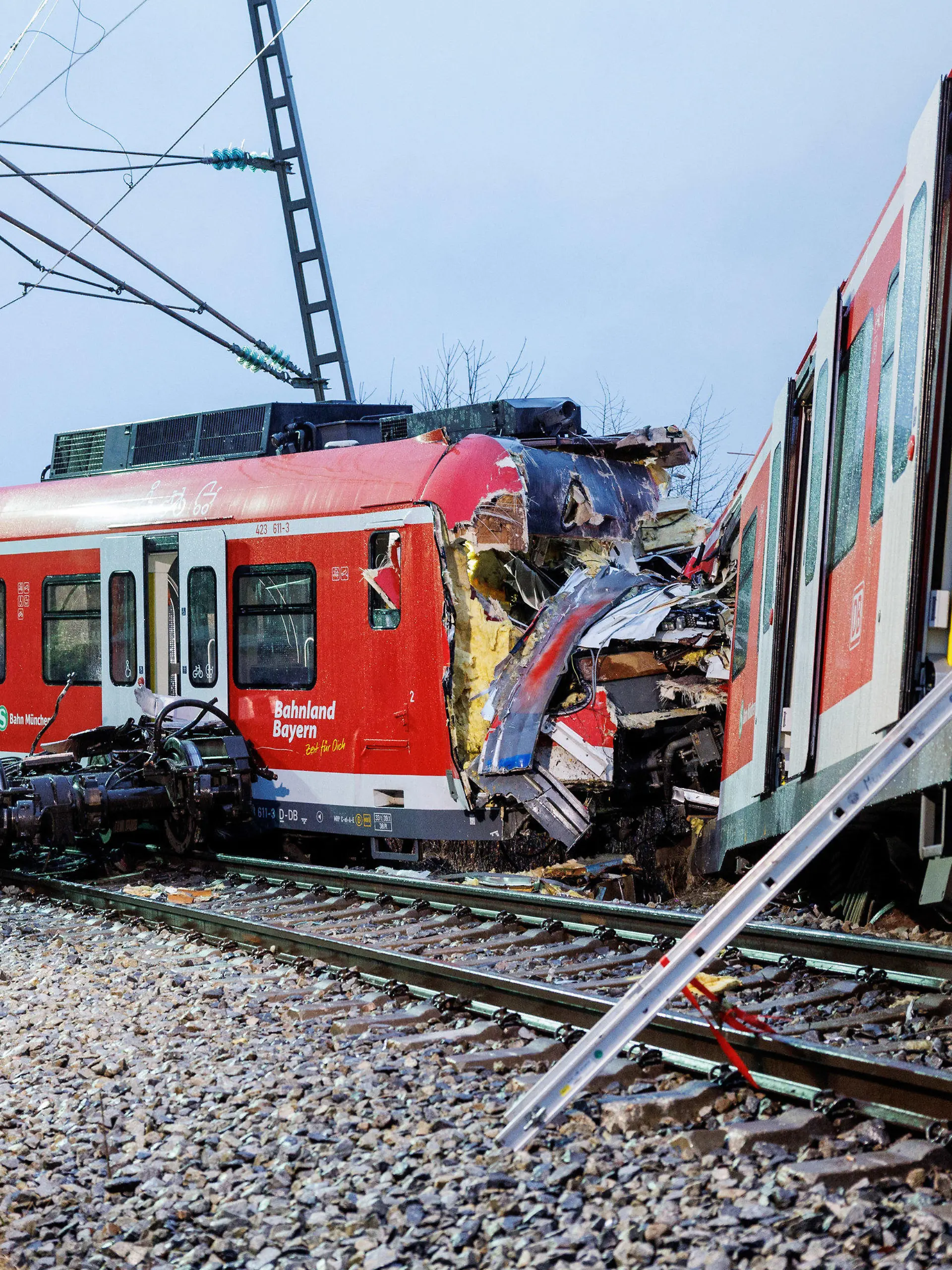15.02.2022, Bayern, Schäftlarn: Zwei aufeinander geprallte S-Bahnen stehen an der Unfallstelle in der Nähe des Bahnhofes Ebenhausen-Schäftlarn. Bei dem Frontalzusammenstoß zweier S-Bahnen im Landkreis München sind am Montag (14.02.2022) ein Mensch getötet und 18 verletzt worden. Foto: Matthias Balk/dpa +++ dpa-Bildfunk +++