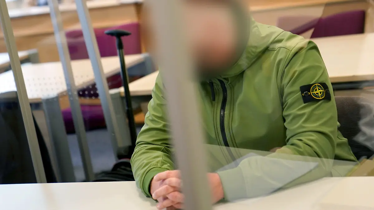 14.02.2022, Schleswig-Holstein, Itzehoe: Der Angeklagte sitzt zu Beginn des Prozesstages im Sitzungssaal im Landgericht. Im Prozess um den Mord auf einem Reiterhof in Quickborn werden die Plädoyers erwartet. Seit Mitte März muss sich ein Mann vor dem Landgericht Itzehoe verantworten. Dem Angeklagten wird zur Last gelegt, am 29. Juni 2020 seinen Geschäftspartner mit zwei Schüssen in den Hinterkopf heimtückisch getötet zu haben. Der Haftbefehl gegen ihn war am 4. Februar 2022 überraschend aufgehoben worden. Foto: Marcus Brandt/dpa - ACHTUNG: Angeklagter wurde auf Wunsch seines Anwalts gepixelt +++ dpa-Bildfunk +++