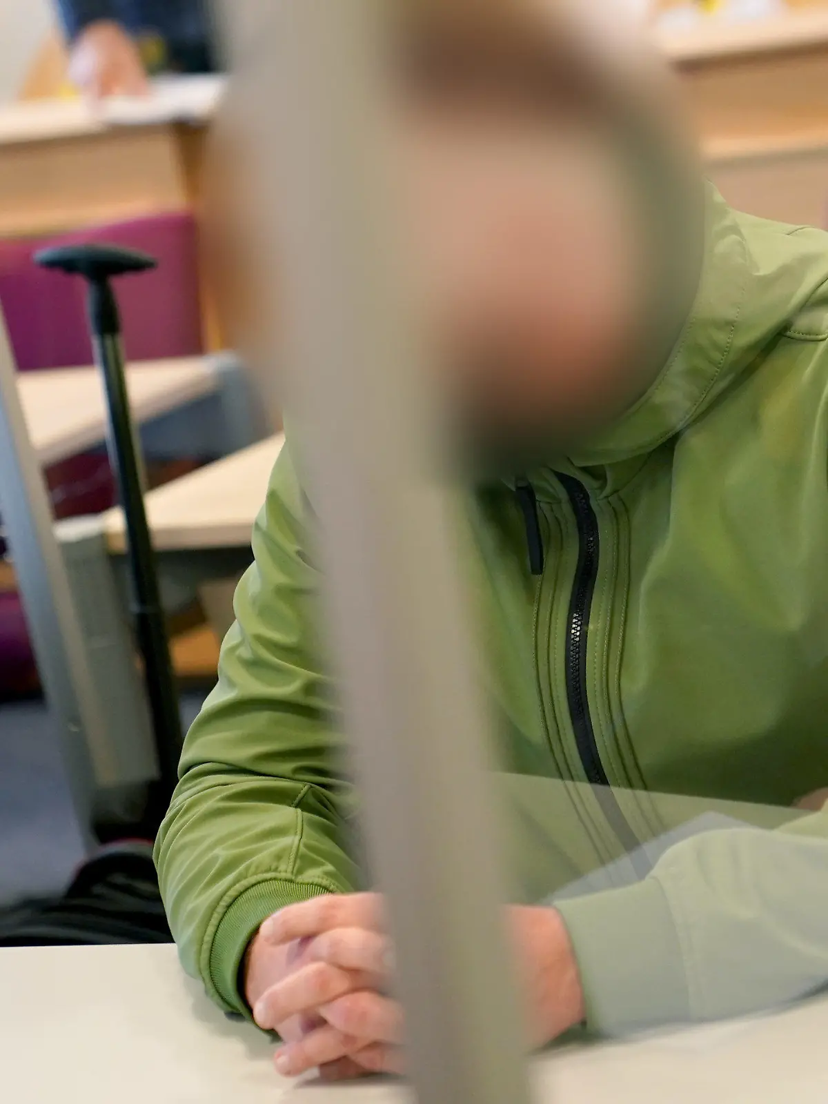 14.02.2022, Schleswig-Holstein, Itzehoe: Der Angeklagte sitzt zu Beginn des Prozesstages im Sitzungssaal im Landgericht. Im Prozess um den Mord auf einem Reiterhof in Quickborn werden die Plädoyers erwartet. Seit Mitte März muss sich ein Mann vor dem Landgericht Itzehoe verantworten. Dem Angeklagten wird zur Last gelegt, am 29. Juni 2020 seinen Geschäftspartner mit zwei Schüssen in den Hinterkopf heimtückisch getötet zu haben. Der Haftbefehl gegen ihn war am 4. Februar 2022 überraschend aufgehoben worden. Foto: Marcus Brandt/dpa - ACHTUNG: Angeklagter wurde auf Wunsch seines Anwalts gepixelt +++ dpa-Bildfunk +++