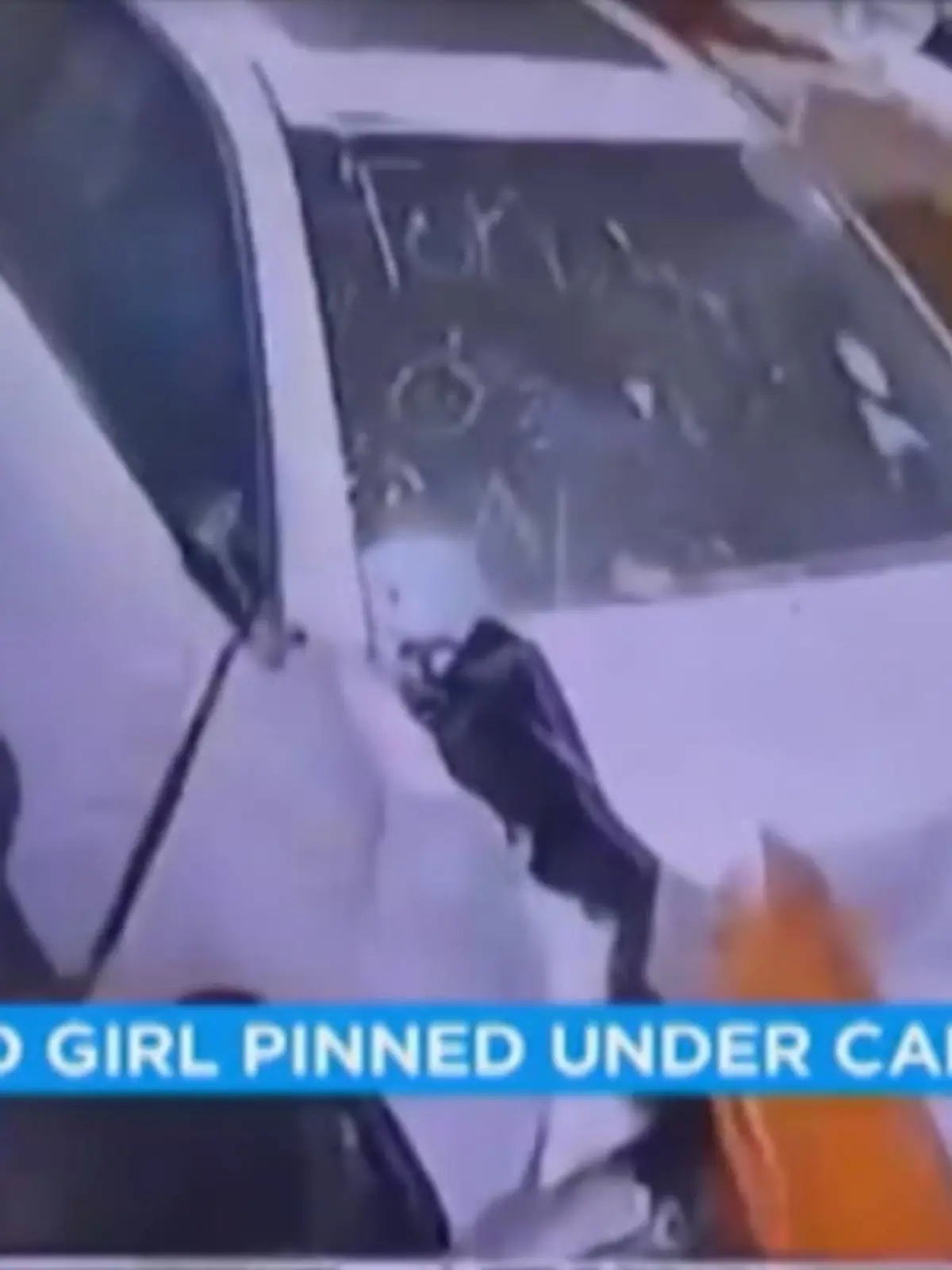 Ein Mädchen spielt gerade in der Lobby eines Büros in Florida, als plötzlich ein Auto durch die Wand schießt und die 4-Jährige unter sich begräbt.