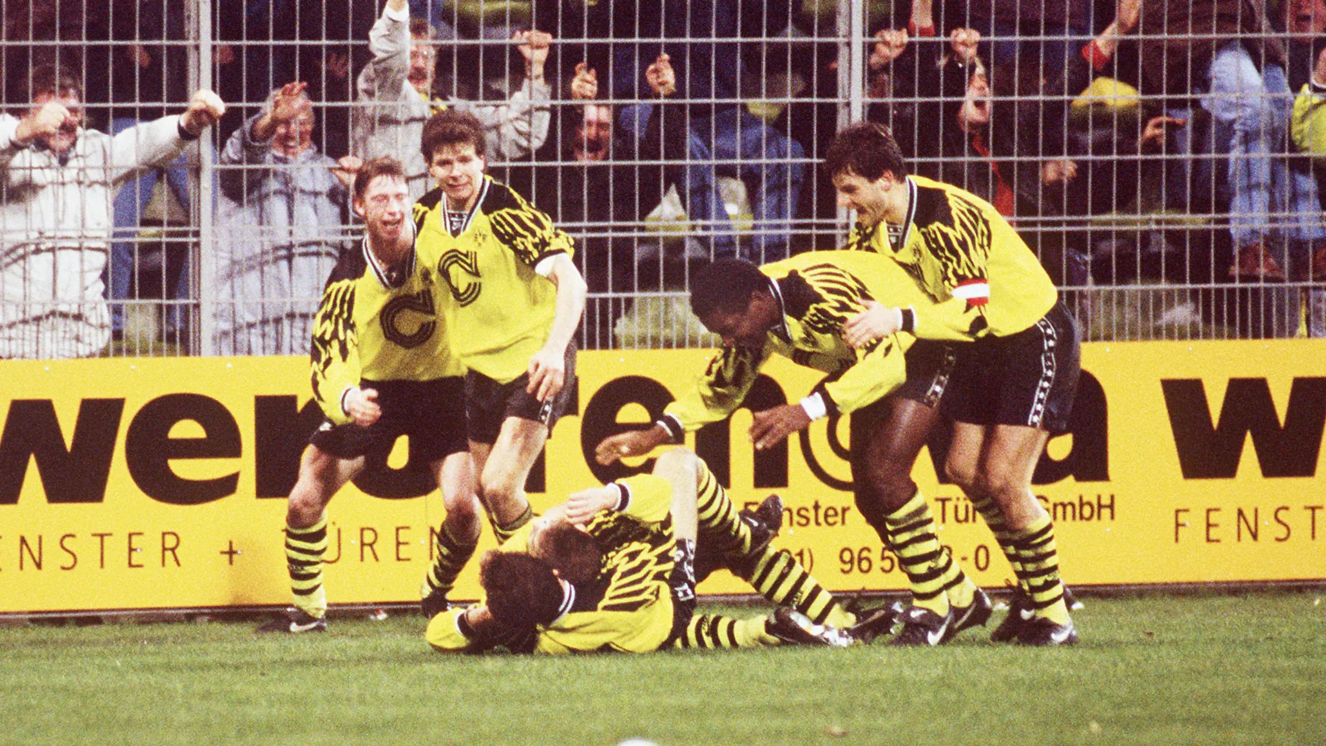 Jubel der Dortmunder Spieler nach dem Schlusspfiff, Jubeltraube auf dem Rasen, Uefa Cup Pokal Achtelfinale Borussia Dortmund - Deportiva La Coruna 3:1 n.V. am 06.12.1994.