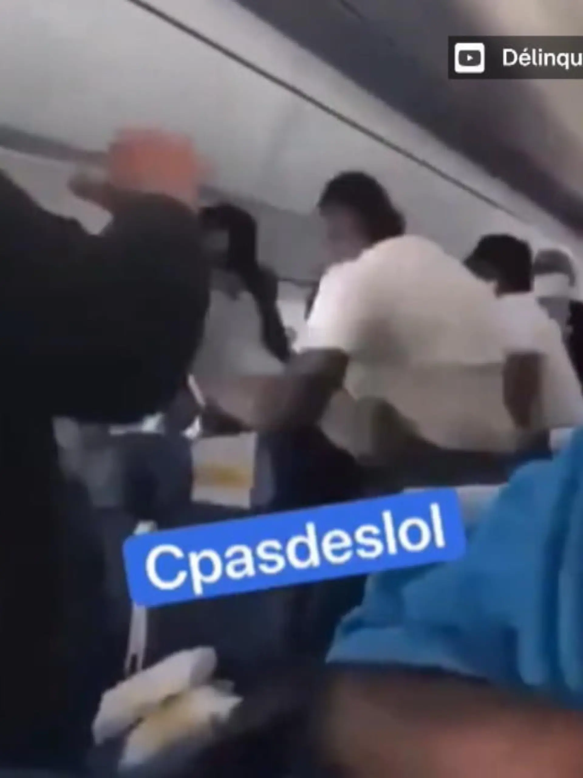 Randale im Flugzeug. Während eines Langstreckenflugs eskaliert plötzlich die Situation und mehrere Passagiere geraten in eine Schlägerei. Wir haben die Bilder.