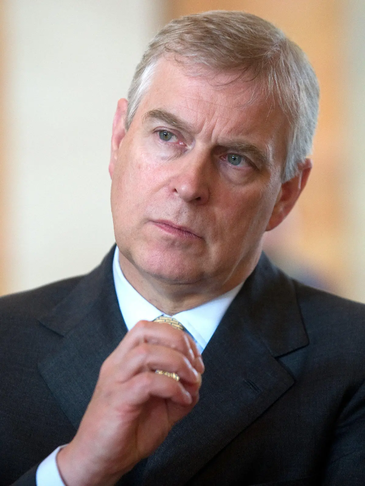 ARCHIV - 03.06.2014, Niedersachsen, Göttingen: Prinz Andrew, der Herzog von York, während eines Besuchs in der Georg-August-Universität. Der zweitälteste Sohn der Königin wird am 19.02.2022 62 Jahre alt. Foto: Swen Pförtner/dpa +++ dpa-Bildfunk +++