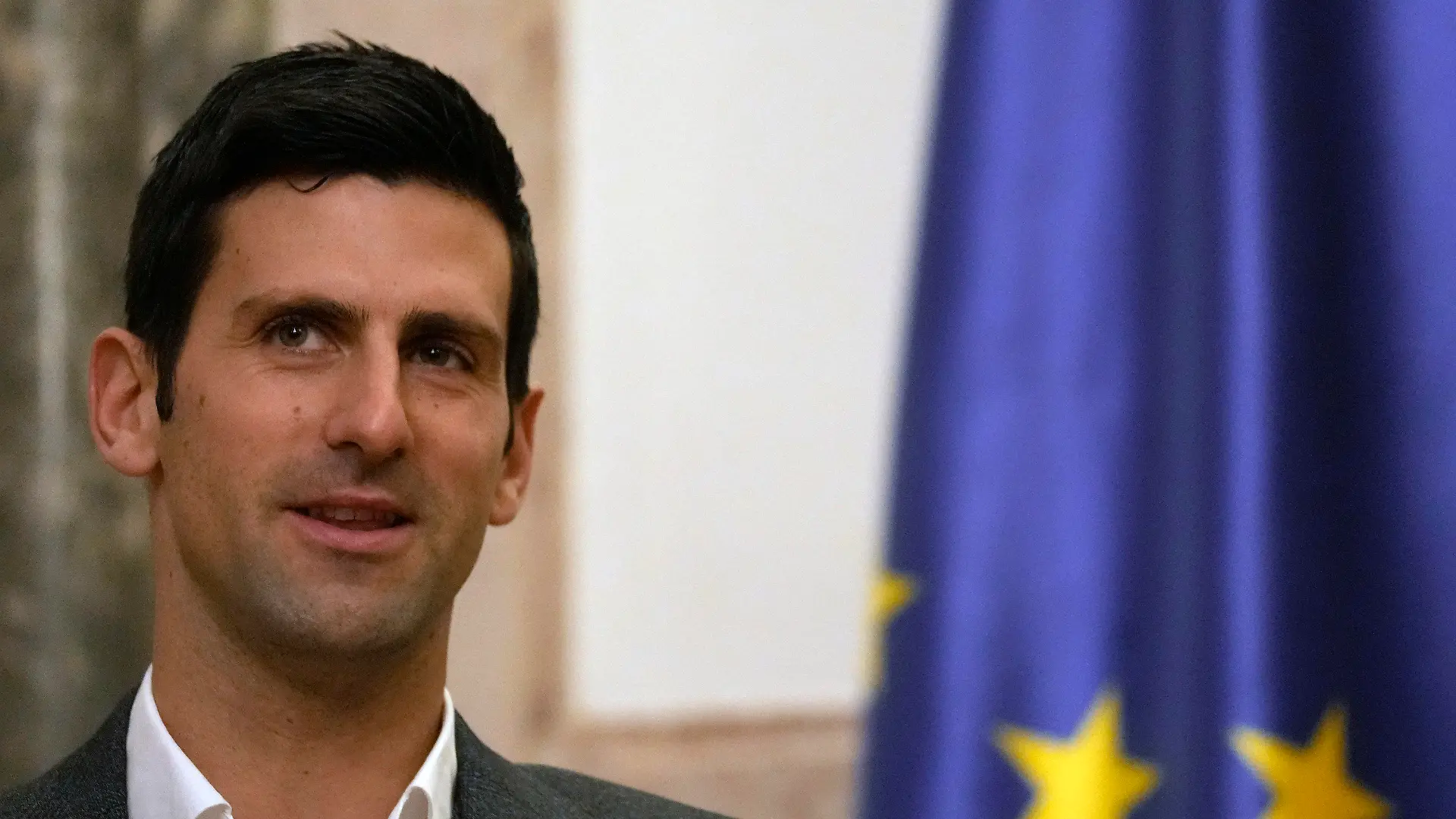 03.02.2022, Serbien, Belgrad: Novak Djokovic, Tennis-Profi aus Serbien, spricht mit dem serbischen Präsidenten Vucic. Die serbische Staatsanwaltschaft hat eine Anzeige zurückgewiesen, wonach der Tennis-Weltranglistenerste Djokovic falsche PCR-Tests auf das Coronavirus für seine Einreise nach Australien benutzt habe. Foto: Darko Vojinovic/AP/dpa +++ dpa-Bildfunk +++