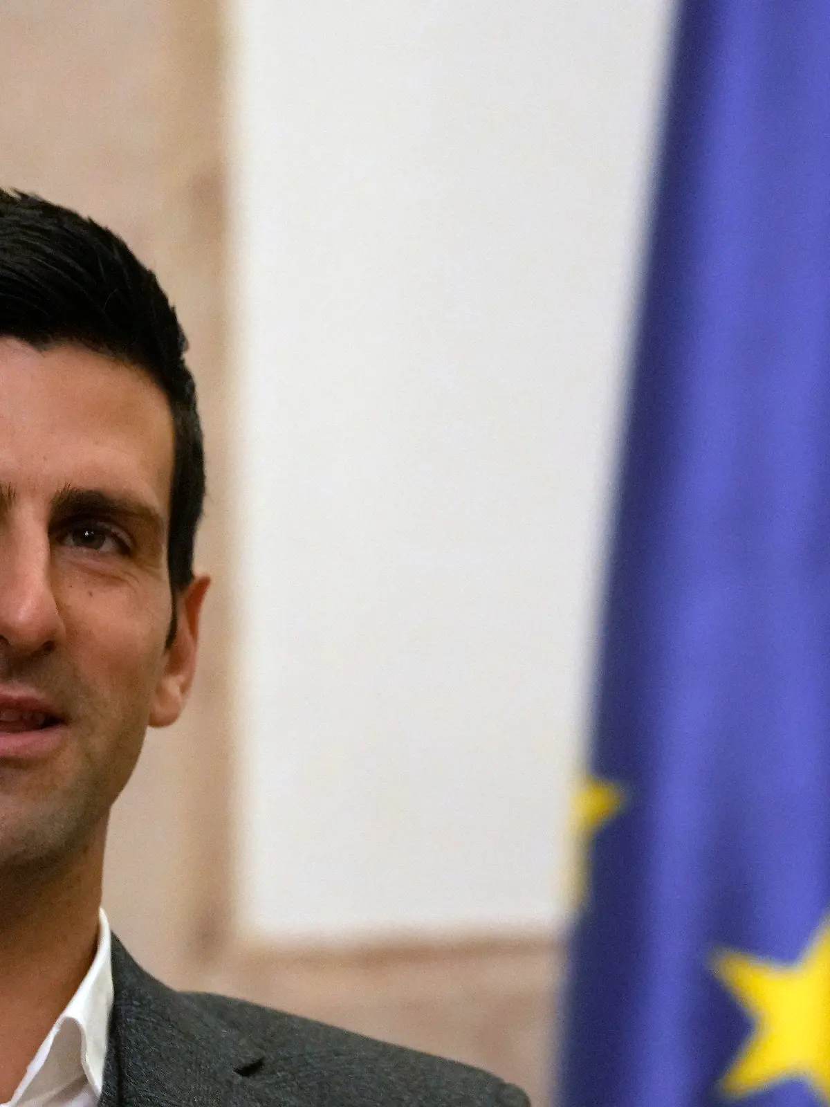 03.02.2022, Serbien, Belgrad: Novak Djokovic, Tennis-Profi aus Serbien, spricht mit dem serbischen Präsidenten Vucic. Die serbische Staatsanwaltschaft hat eine Anzeige zurückgewiesen, wonach der Tennis-Weltranglistenerste Djokovic falsche PCR-Tests auf das Coronavirus für seine Einreise nach Australien benutzt habe. Foto: Darko Vojinovic/AP/dpa +++ dpa-Bildfunk +++