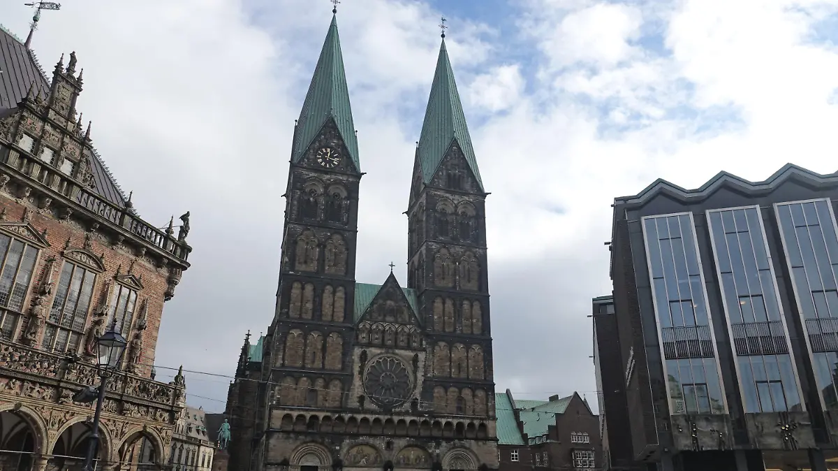 11.02.2022, Bremen: Der St.-Petri-Dom in Bremen, eingerahmt von Rathaus und Bremischer Bürgerschaft.     (zu dpa "Missbrauchsopfer melden sich bei evangelischer Kirche in Bremen") Foto: Friedemann Kohler/dpa +++ dpa-Bildfunk +++