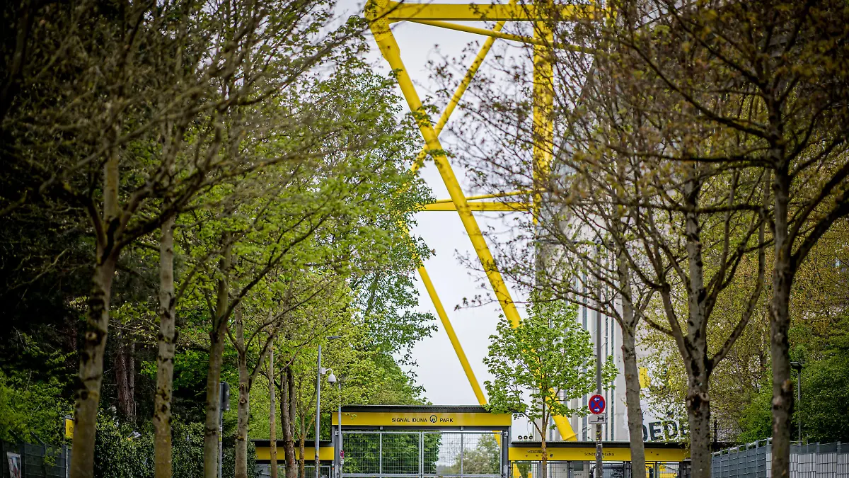 Blick von aussen auf den Signal Iduna Park, Heimstaette von Fussball Bundesligist Borussia Dortmund / Borussia Dortmund - RB Leipzig 3:2 / 8. Mai 2021: Dortmund, Signal Iduna Park / Fussball 1. Bundesliga, 32. Spieltag. Foto: motivio