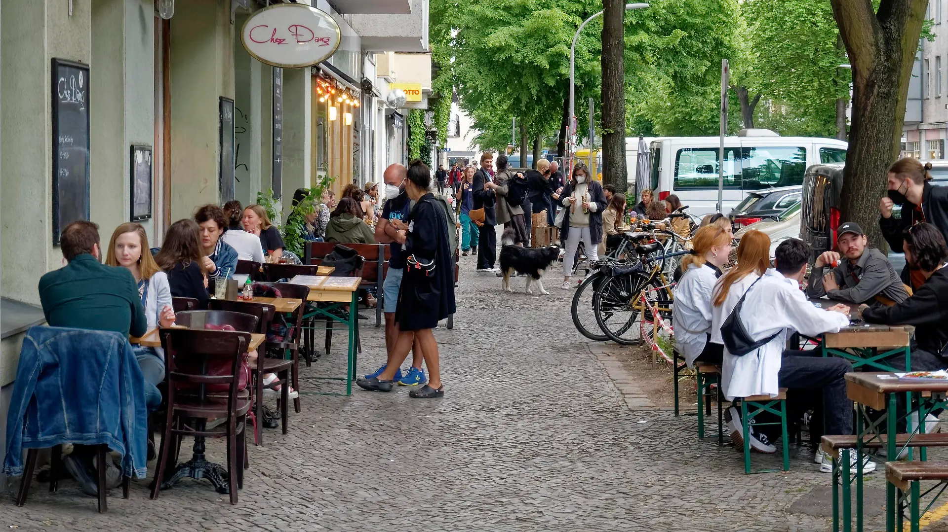 Aussengastromie in Berlin im Mai 2021 wieder geöffnet nach Corona-Lockdown, Reuterstrasse in Berlin-Neukölln, Aussengastromie Berlin im Mai 2021 wieder geöffnet nach Corona-Lockdown, Reuterstrasse in Berlin-Neukölln, *** Aussengastromie in Berlin in May 2021 reopened after Corona Lockdown, Reuterstrasse in Berlin Neukölln, Aussengastromie Berlin in May 2021 reopened after Corona Lockdown, Reuterstrasse in Berlin Neukölln,