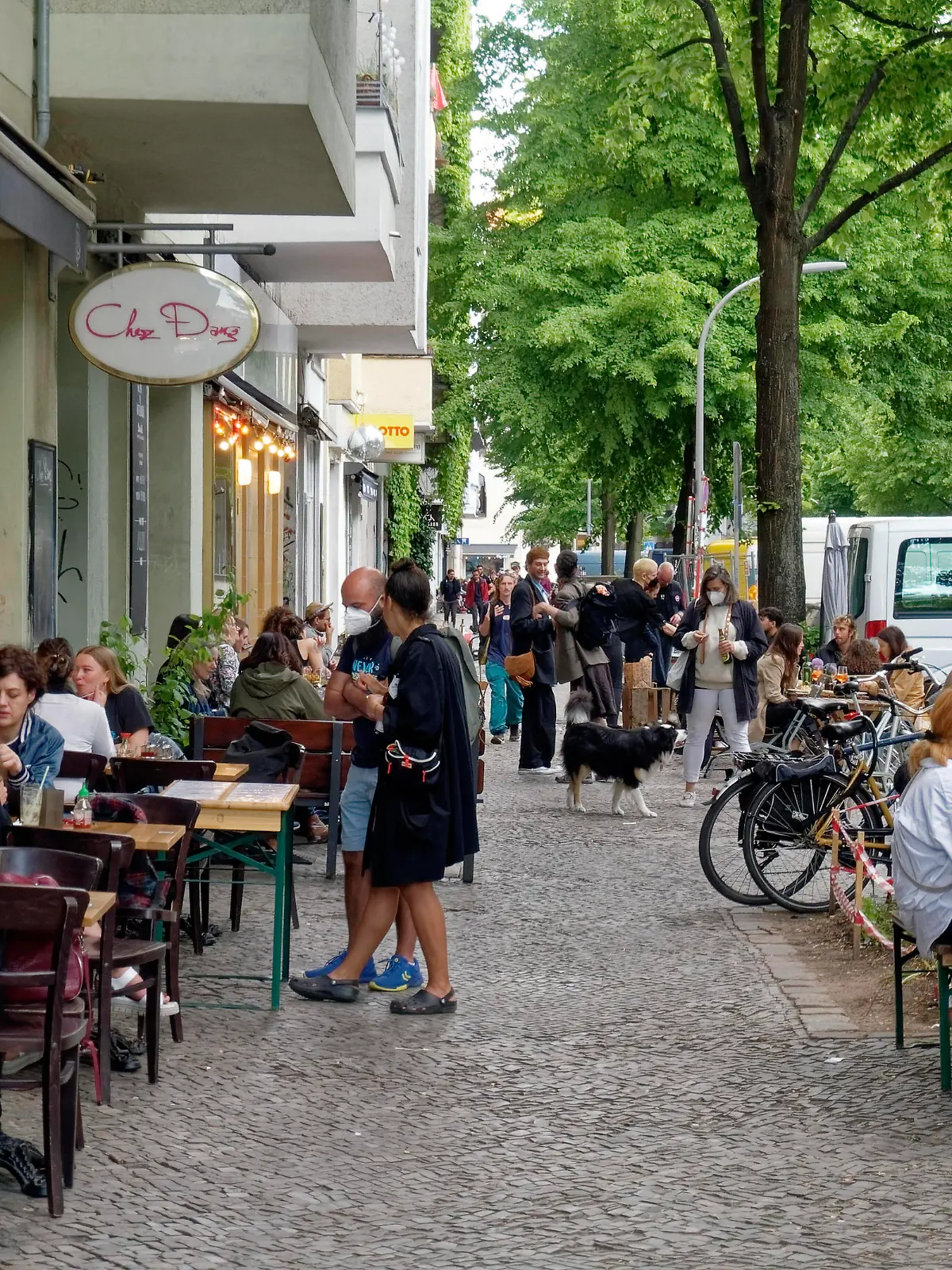 Aussengastromie in Berlin im Mai 2021 wieder geöffnet nach Corona-Lockdown, Reuterstrasse in Berlin-Neukölln, Aussengastromie Berlin im Mai 2021 wieder geöffnet nach Corona-Lockdown, Reuterstrasse in Berlin-Neukölln, *** Aussengastromie in Berlin in May 2021 reopened after Corona Lockdown, Reuterstrasse in Berlin Neukölln, Aussengastromie Berlin in May 2021 reopened after Corona Lockdown, Reuterstrasse in Berlin Neukölln, 