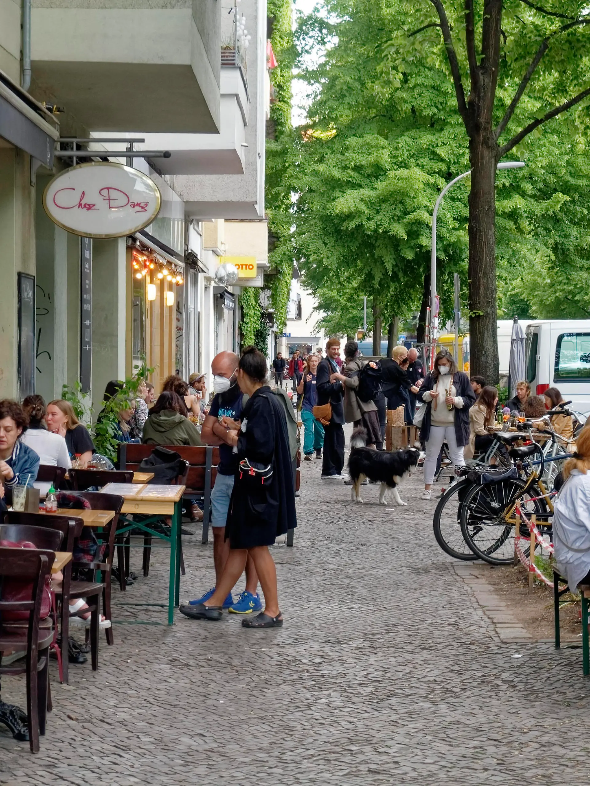 Aussengastromie in Berlin im Mai 2021 wieder geöffnet nach Corona-Lockdown, Reuterstrasse in Berlin-Neukölln, Aussengastromie Berlin im Mai 2021 wieder geöffnet nach Corona-Lockdown, Reuterstrasse in Berlin-Neukölln, *** Aussengastromie in Berlin in May 2021 reopened after Corona Lockdown, Reuterstrasse in Berlin Neukölln, Aussengastromie Berlin in May 2021 reopened after Corona Lockdown, Reuterstrasse in Berlin Neukölln, 