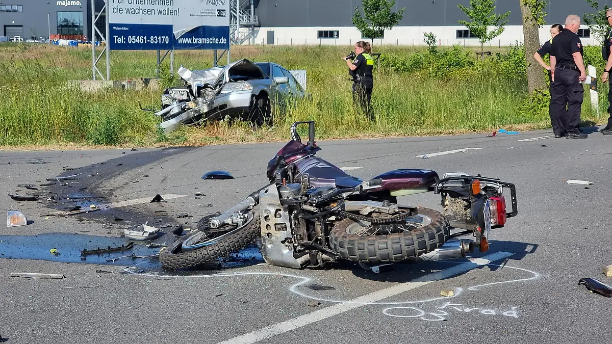 11.06.2023, Bramsche: Ein Motorrad liegt nach einem Unfall auf der Straße, im Hintergrund das beteiligte Auto. Bei dem schweren Verkehrsunfall ist ein Motorradfahrer ums Leben gekommen, ein weiterer wurde lebensgefährlich verletzt. Foto: -/NWM-TV/dpa +++ dpa-Bildfunk +++