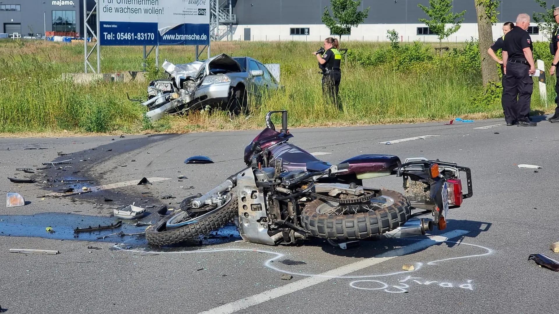 11.06.2023, Bramsche: Ein Motorrad liegt nach einem Unfall auf der Straße, im Hintergrund das beteiligte Auto. Bei dem schweren Verkehrsunfall ist ein Motorradfahrer ums Leben gekommen, ein weiterer wurde lebensgefährlich verletzt. Foto: -/NWM-TV/dpa +++ dpa-Bildfunk +++