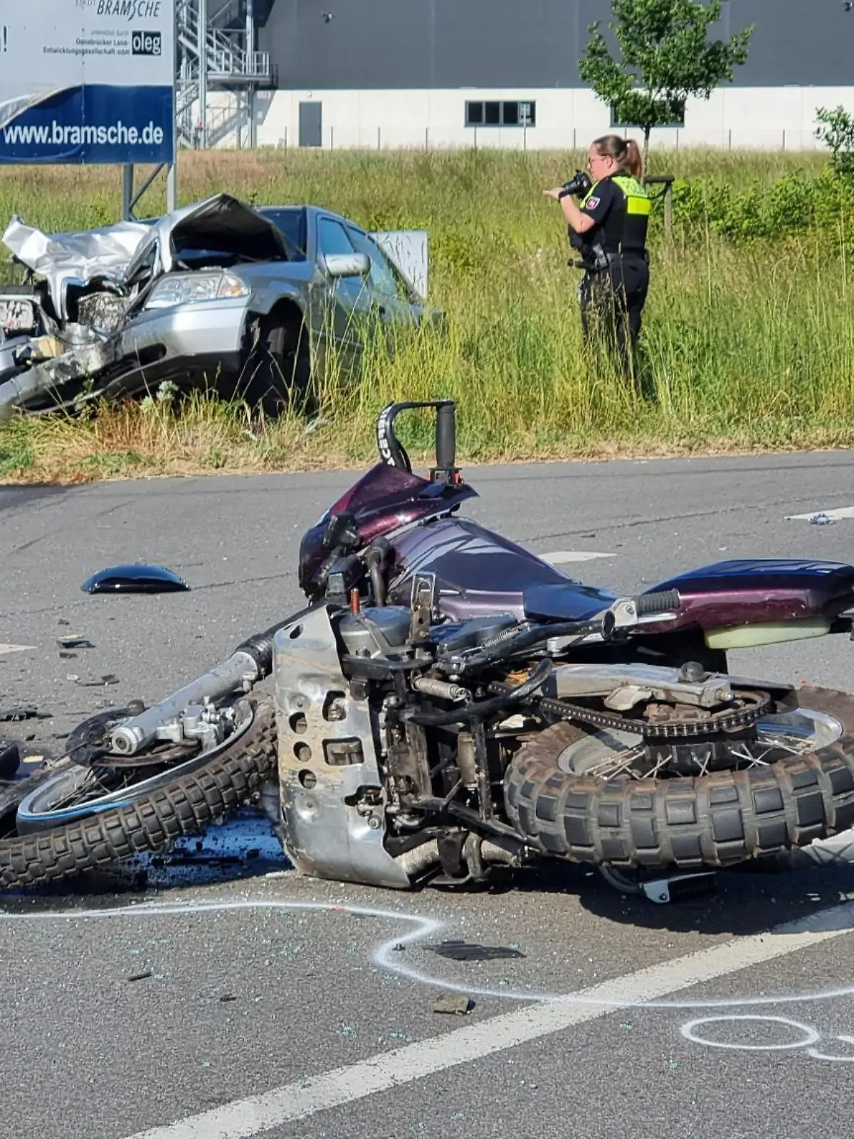 11.06.2023, Bramsche: Ein Motorrad liegt nach einem Unfall auf der Straße, im Hintergrund das beteiligte Auto. Bei dem schweren Verkehrsunfall ist ein Motorradfahrer ums Leben gekommen, ein weiterer wurde lebensgefährlich verletzt. Foto: -/NWM-TV/dpa +++ dpa-Bildfunk +++