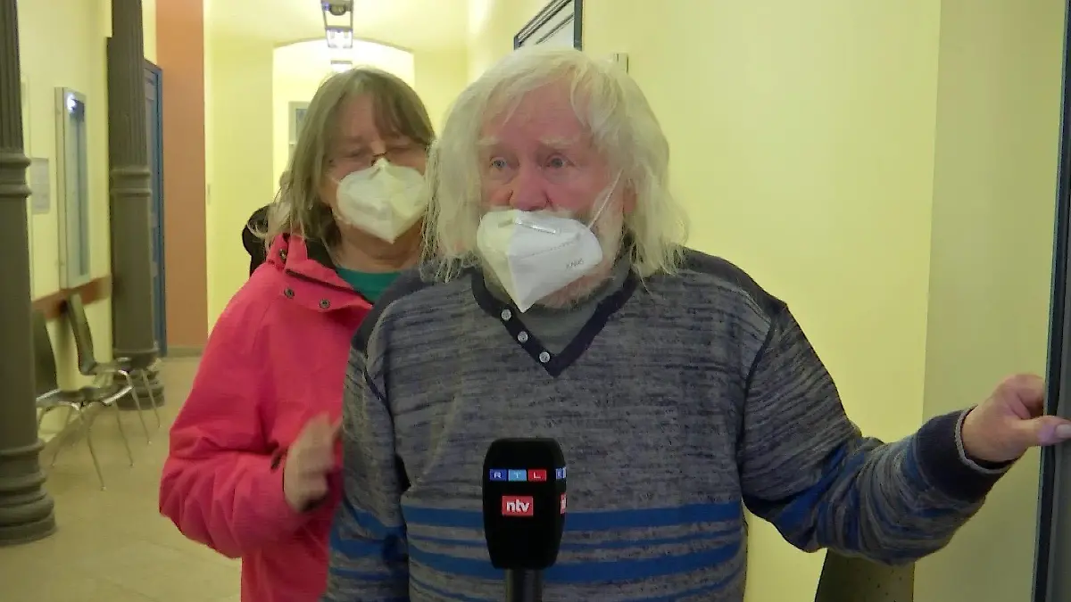 RTL-Reporter konfrontiert Besitzer von Hund Rex.