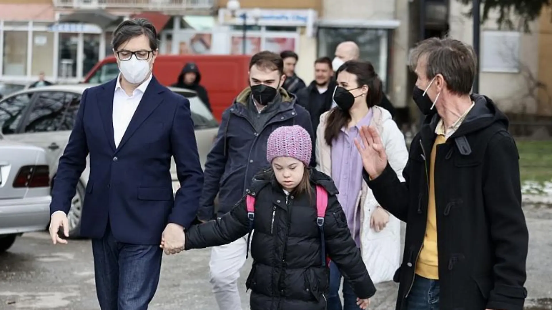 Stevo Pendarovski, der Präsident von Nordmazedonien, bringt Embla Ademi zur Schule.