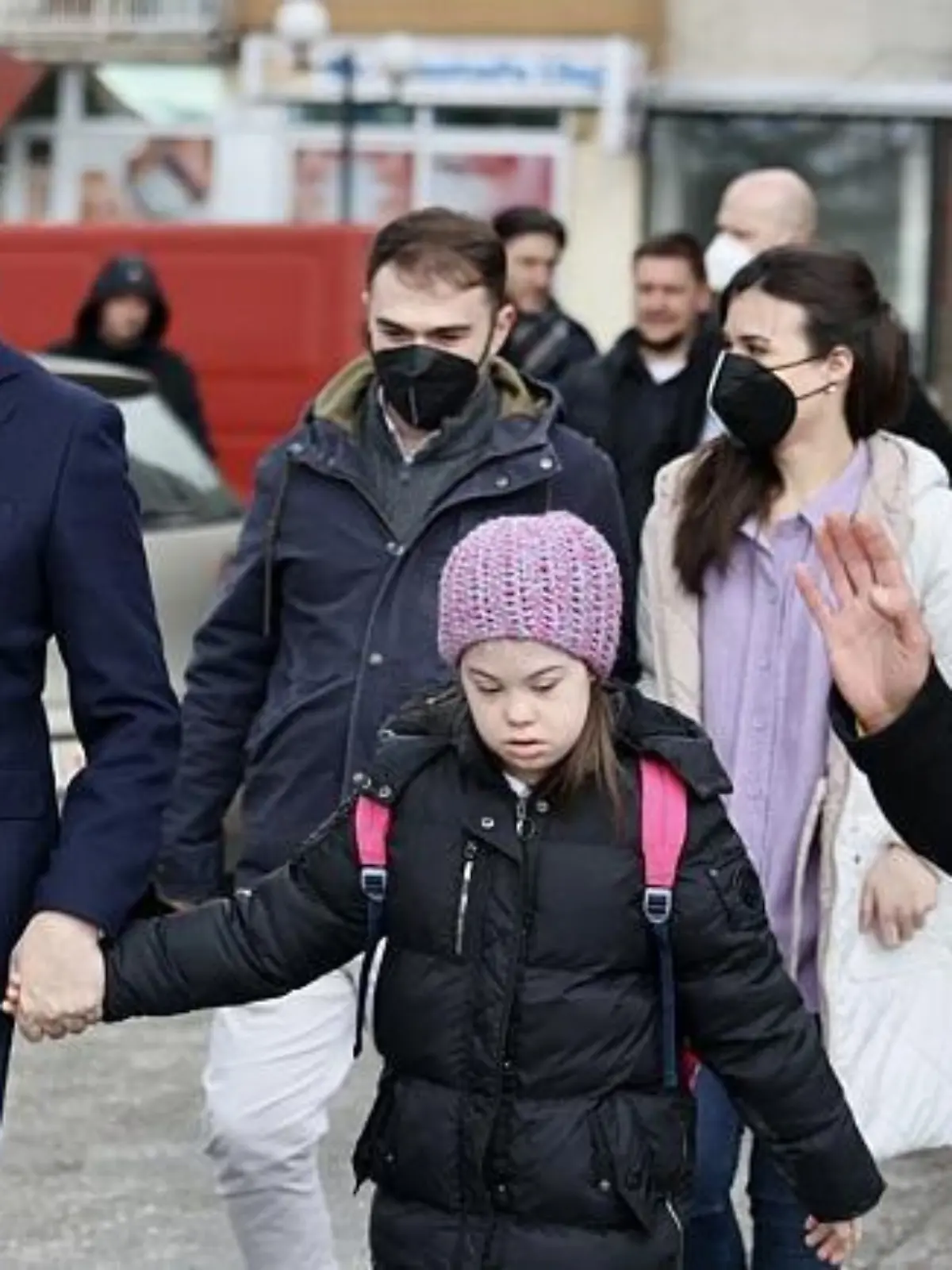 Stevo Pendarovski, der Präsident von Nordmazedonien, bringt  Embla Ademi zur Schule.
