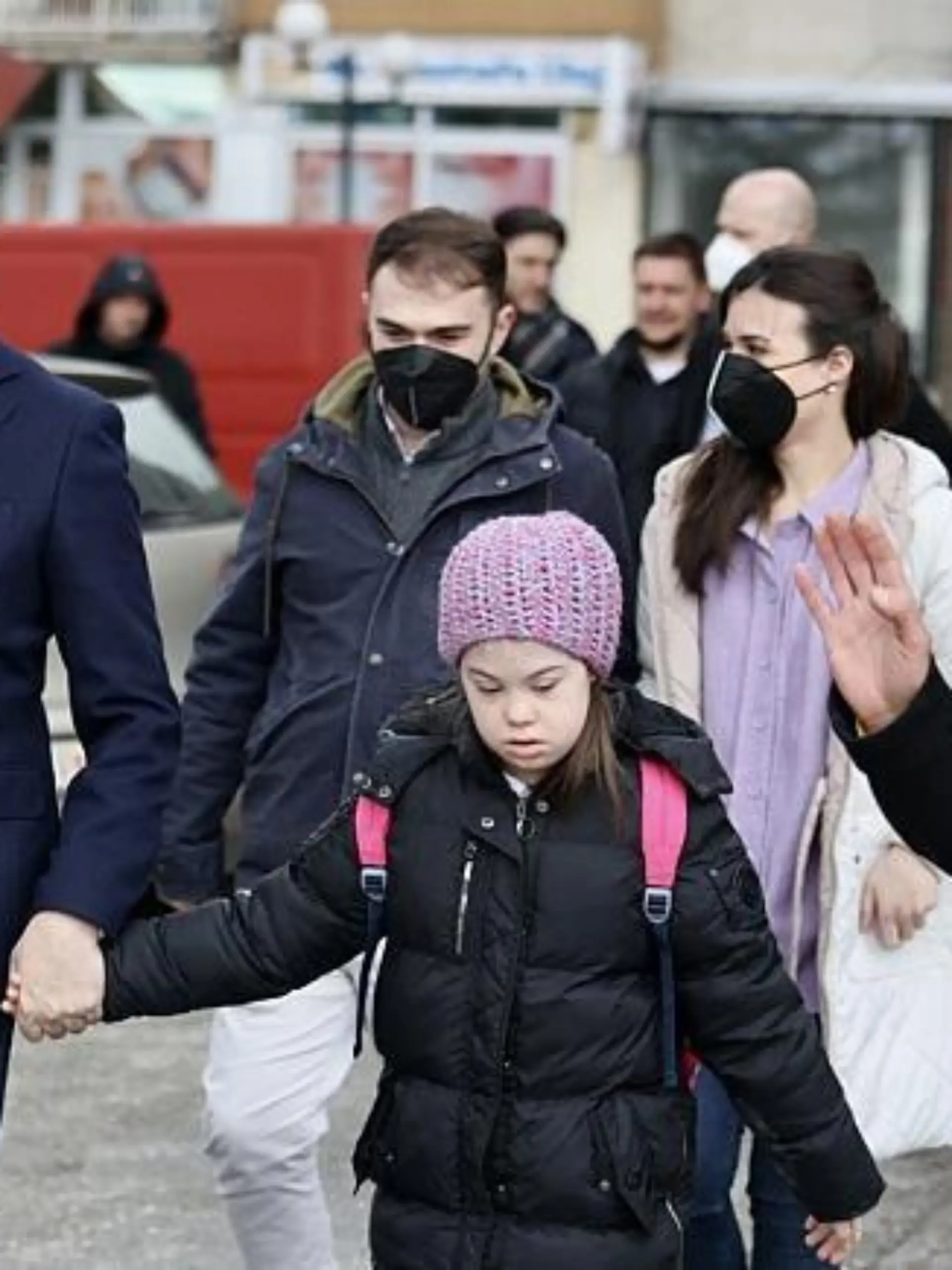 Stevo Pendarovski, der Präsident von Nordmazedonien, bringt  Embla Ademi zur Schule.