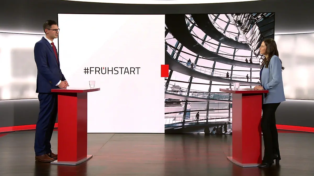 Schrecksekunde beim RTL/ntv-Frühstart: RTL-Reporterin Clara Pfeffer hat während der Sendung einen Schwächeanfall. Ihr geht es inzwischen wieder gut.