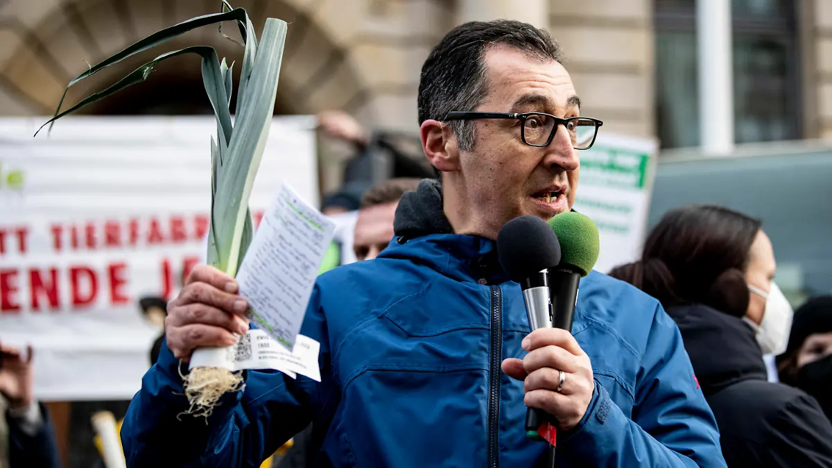 22.01.2022, Berlin: Cem Özdemir (Bündnis 90/Die Grünen), Bundesminister für Ernährung und Landwirtschaft, steht bei der Protestaktion des "Wir haben es satt!"-Bündnisses unter dem Motto «Neustart Agrarpolitik!» mit einem Lauch in der Hand vor dem Landwirtschaftsministerium. Das Bündnis tritt unter anderem für bessere Tierhaltung und fairere Preise in der Landwirtschaft ein. Foto: Fabian Sommer/dpa +++ dpa-Bildfunk +++