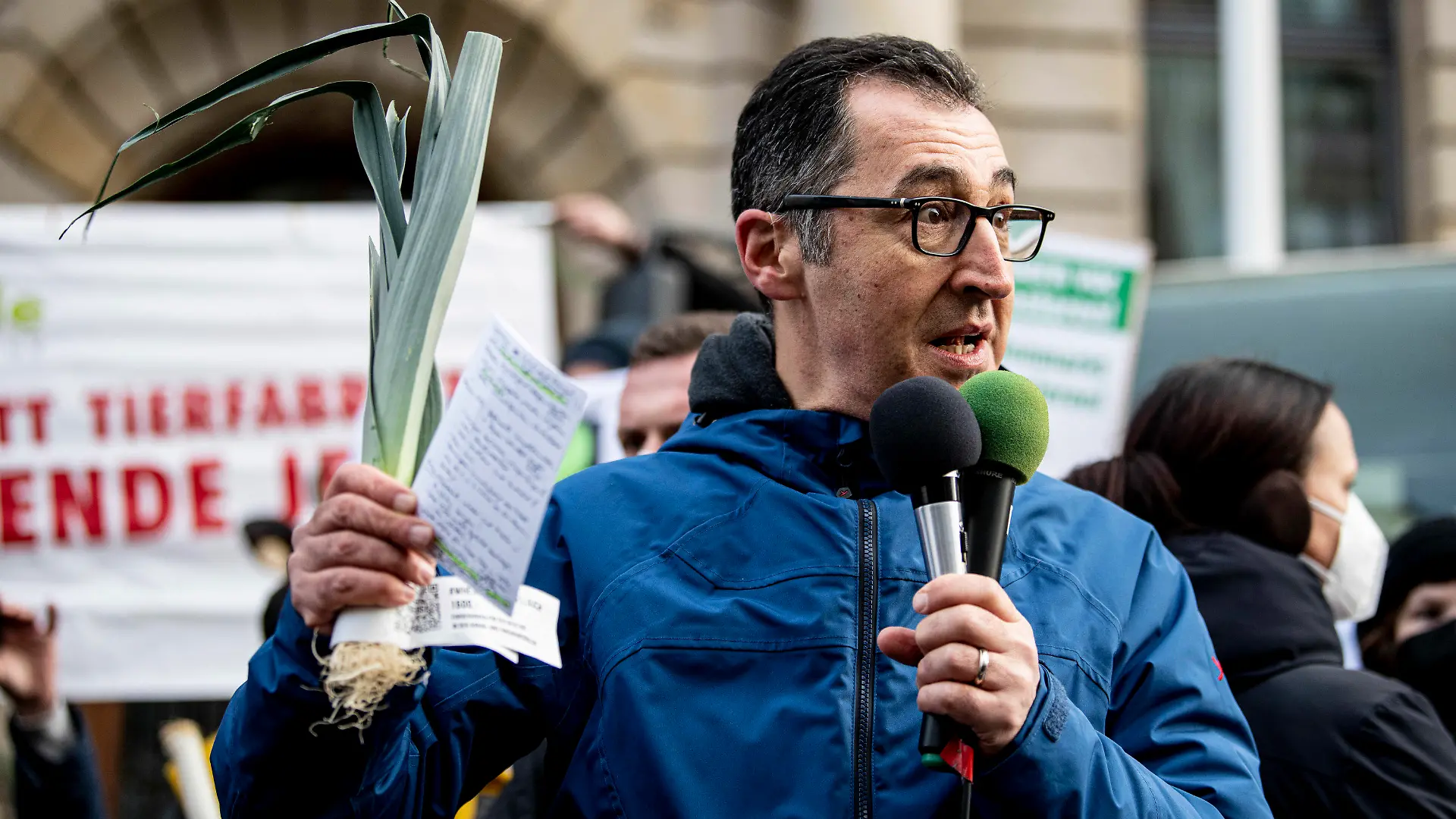 22.01.2022, Berlin: Cem Özdemir (Bündnis 90/Die Grünen), Bundesminister für Ernährung und Landwirtschaft, steht bei der Protestaktion des "Wir haben es satt!"-Bündnisses unter dem Motto «Neustart Agrarpolitik!» mit einem Lauch in der Hand vor dem Landwirtschaftsministerium. Das Bündnis tritt unter anderem für bessere Tierhaltung und fairere Preise in der Landwirtschaft ein. Foto: Fabian Sommer/dpa +++ dpa-Bildfunk +++