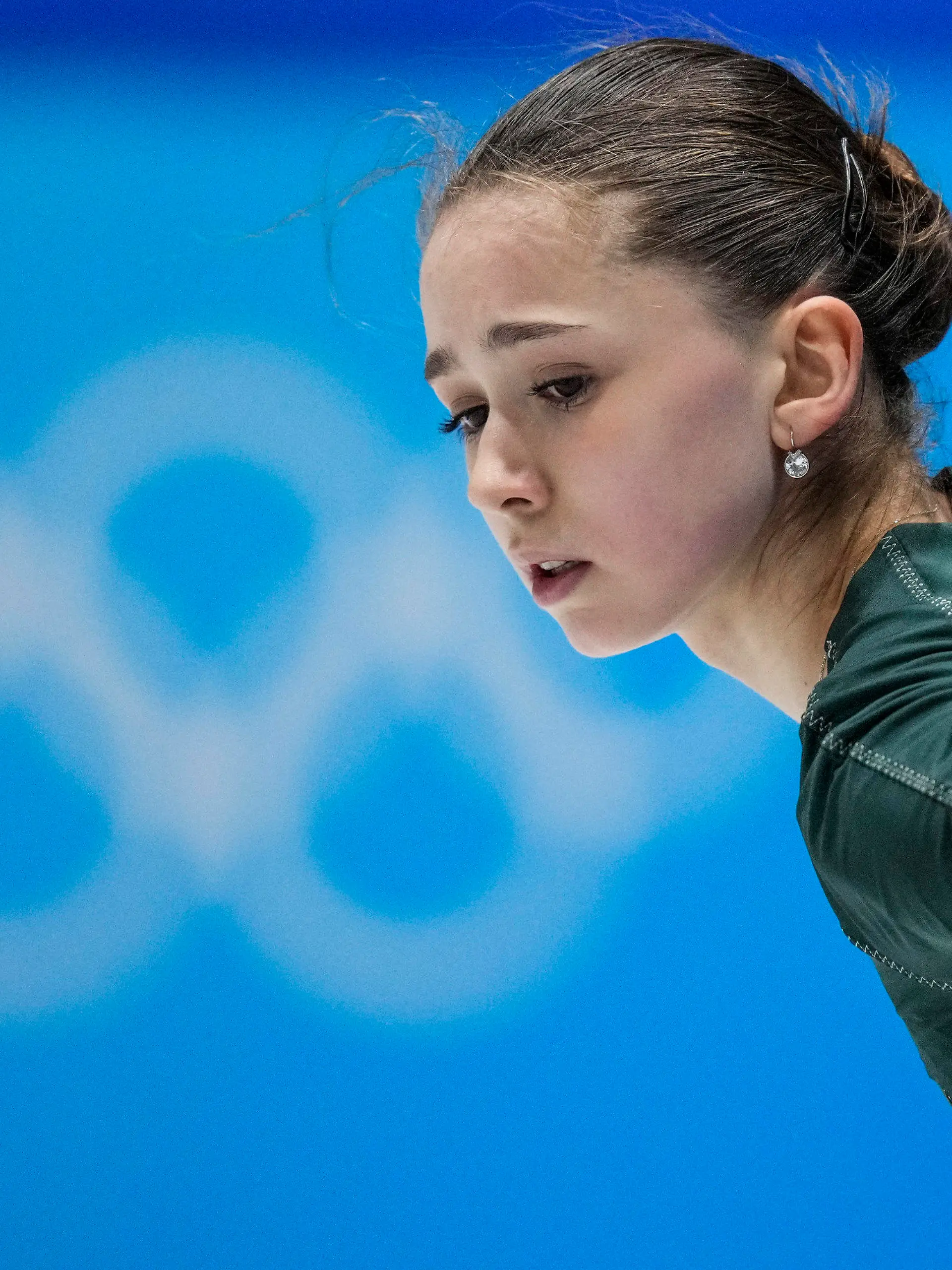 14.02.2022, China, Peking: Kamila Walijewa vom Russischen Olympischen Komitee trainiert. Trotz eines positiven Dopingtests darf Gold-Favoritin Kamila Walijewa im olympischen Eiskunstlauf-Einzel starten. Der Internationale Sportgerichtshof Cas lehnte am Montag nach einem Eilverfahren bei den Winterspielen in Peking die Einsprüche gegen die Aufhebung ihrer vorläufigen Sperre ab. (zu dpa «Trotz Dopingfall: Walijewa darf im Olympia-Einzel starten») Foto: Bernat Armangue/AP/dpa +++ dpa-Bildfunk +++